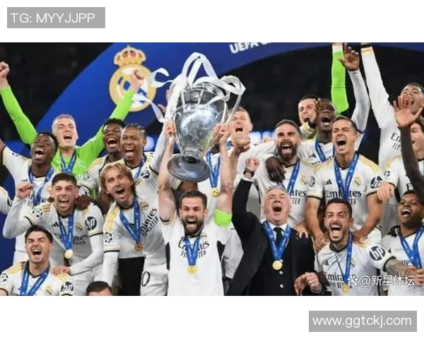 足球明星齐聚一堂共庆盛典精彩瞬间尽在此图中展现无遗 足球明星齐聚一堂共庆盛典精彩瞬间尽在此图中展现无遗